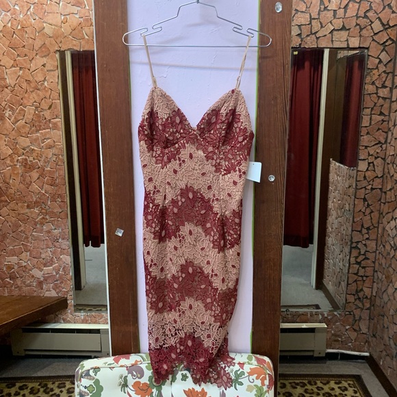 Looks new Elegant Lace Women’s Dress in Red and Cream - Picture 1 of 6